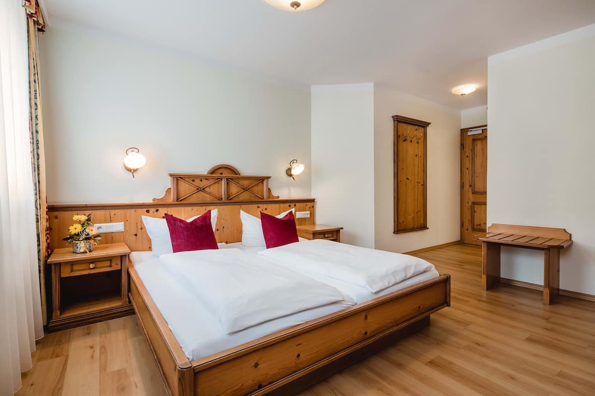 Een kluis op de kamer, een bureau, babybedden, extra bedden