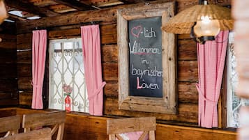 Se sirven desayunos, comidas y cocina alemana con mesas al aire libre