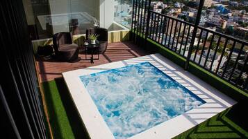 Una piscina al aire libre, sombrillas, sillones reclinables de piscina