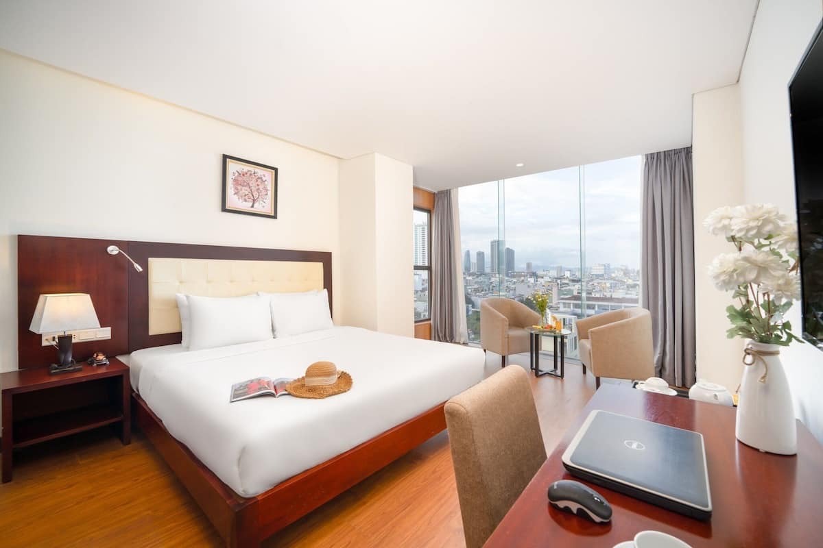 Habitación doble Deluxe, vista a la ciudad | 1 habitación, minibar, caja de seguridad en la habitación y escritorio
