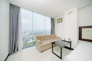 Studio Deluks, pemandangan kota | Minibar, brankas, meja kerja, dan ruang kerja ramah laptop