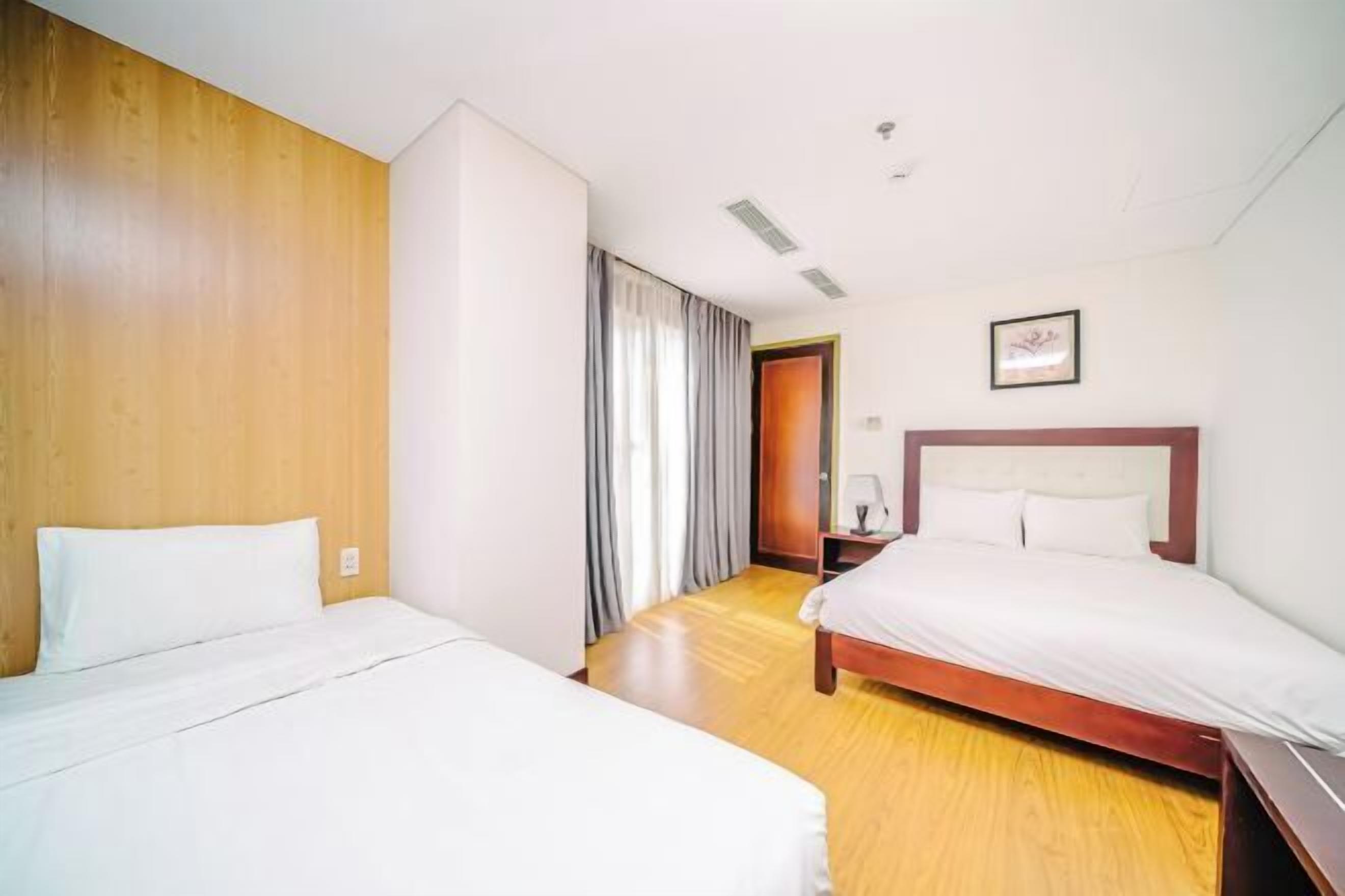 Minibar, in-room safe, desk, laptop workspace