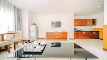 Apartamento luxo | Área de estar | TV de tela plana 32 polegadas com canais a cabo, TV
