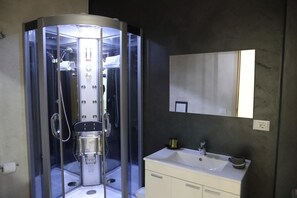 Shower, hydromassage showerhead, free toiletries, hair dryer - La Terrazza Palace (Palermo)