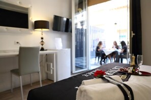 Coffres-forts dans les chambres, bureau, rideaux occultants