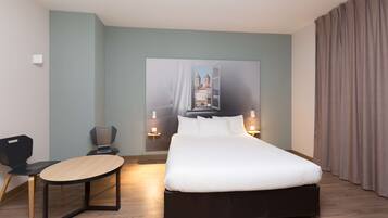 Bäddmadrasser, skrivbord, mörkläggningsgardiner och ljudisolering