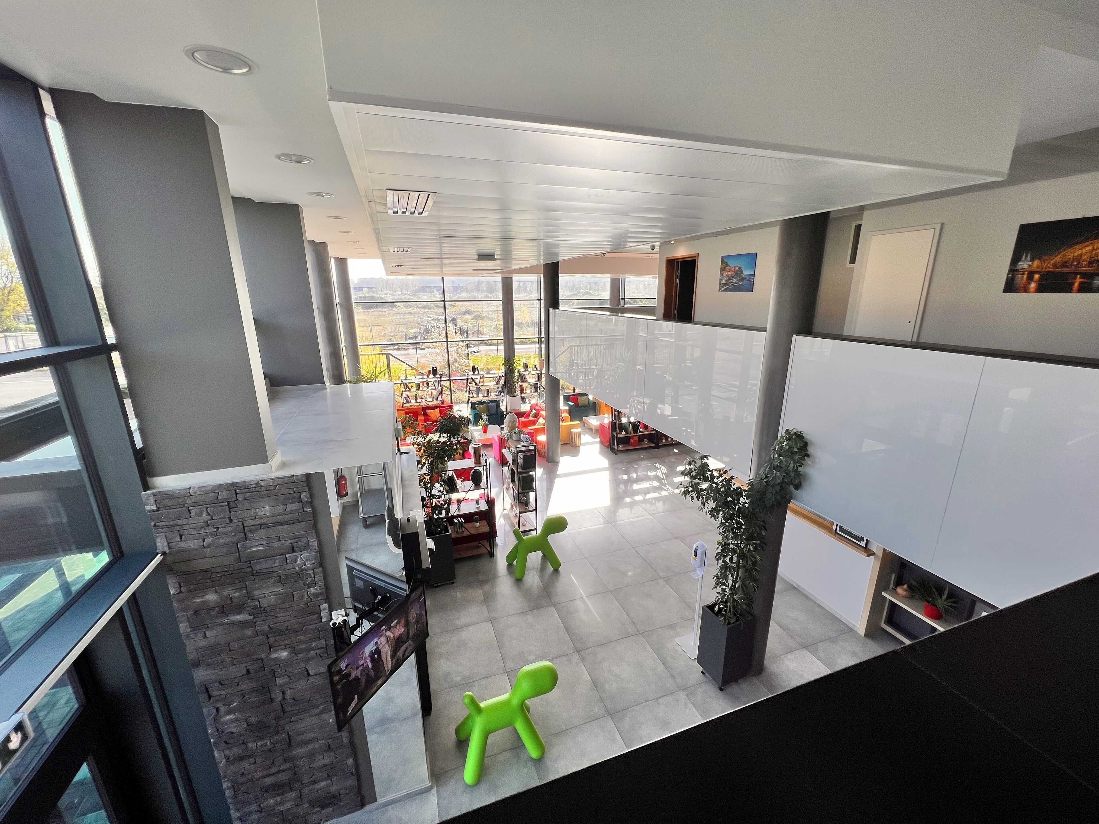 Un interior moderno con comedor, asientos y vistas al exterior.