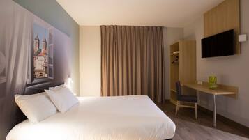 Tilam berlapik, meja, langsir/tirai gelap terus, kalis bunyi