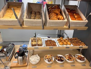Tägliches Frühstücksbuffet gegen Gebühr