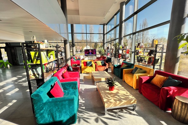 Lobby lounge