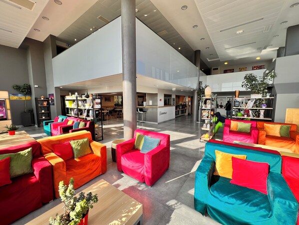 Lobby-lounge