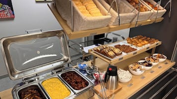 Frukostbuffé varje dag (EUR 13.90 per person)