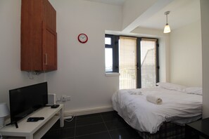 Leilighet – basic, 1 soverom, balkong | 1 soverom, skrivebord, strykejern/-brett og wi-fi (inkludert)