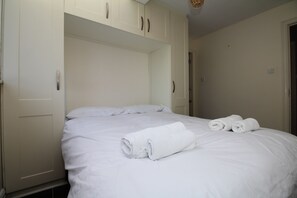เบสิกอพาร์ทเมนท์, 1 ห้องนอน, ระเบียง | 1 ห้องนอน, โต๊ะทำงาน, เตารีด/โต๊ะรีดผ้า, Wi-Fi ฟรี