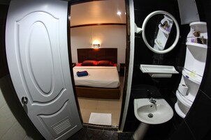 Budget Double Room, No Window | Baño | Ducha, secador de pelo, toallas y jabón