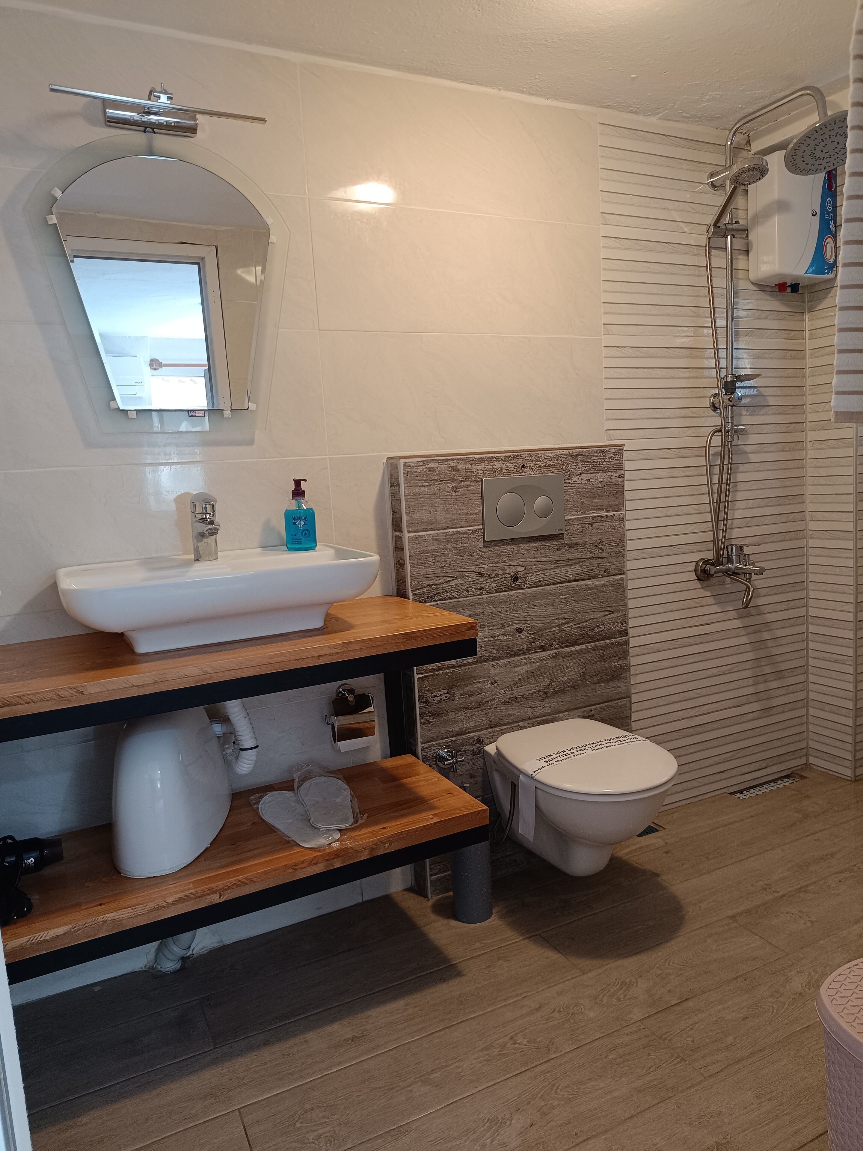 basic triple room | bathroom | shower, free toiletries, hair dryer, slippers