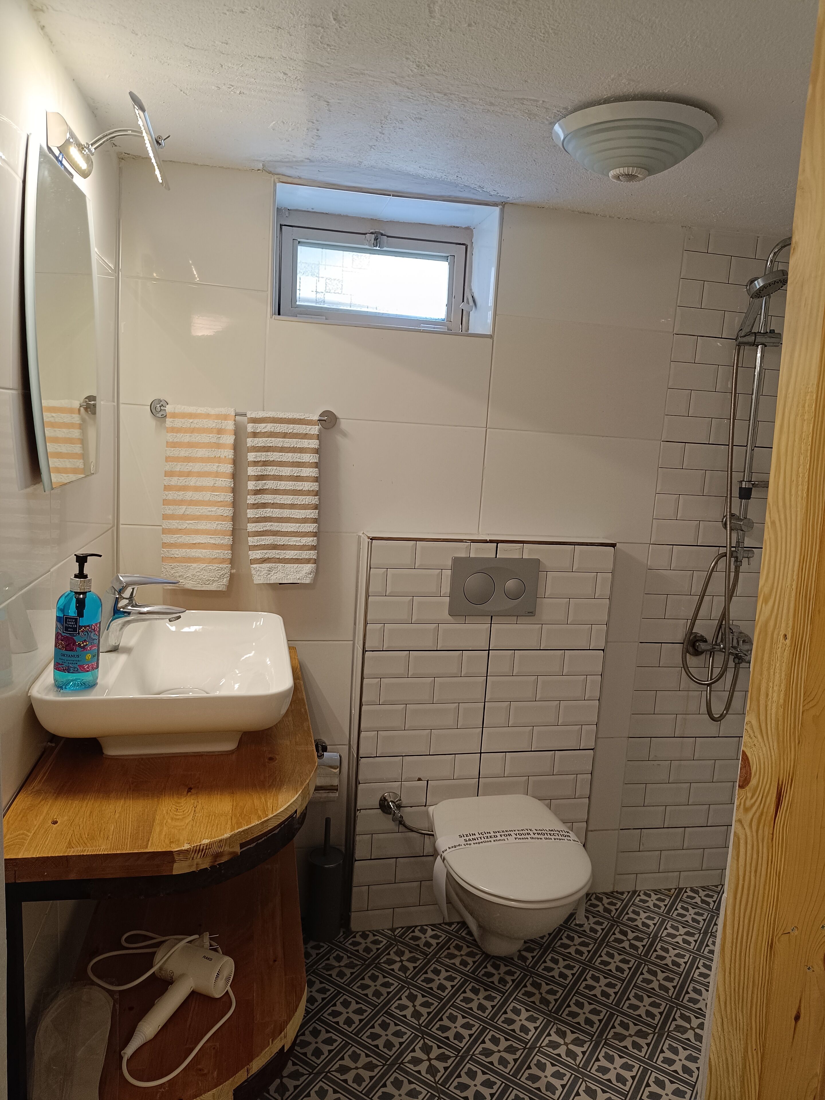 basic room | bathroom | shower, free toiletries, hair dryer, slippers
