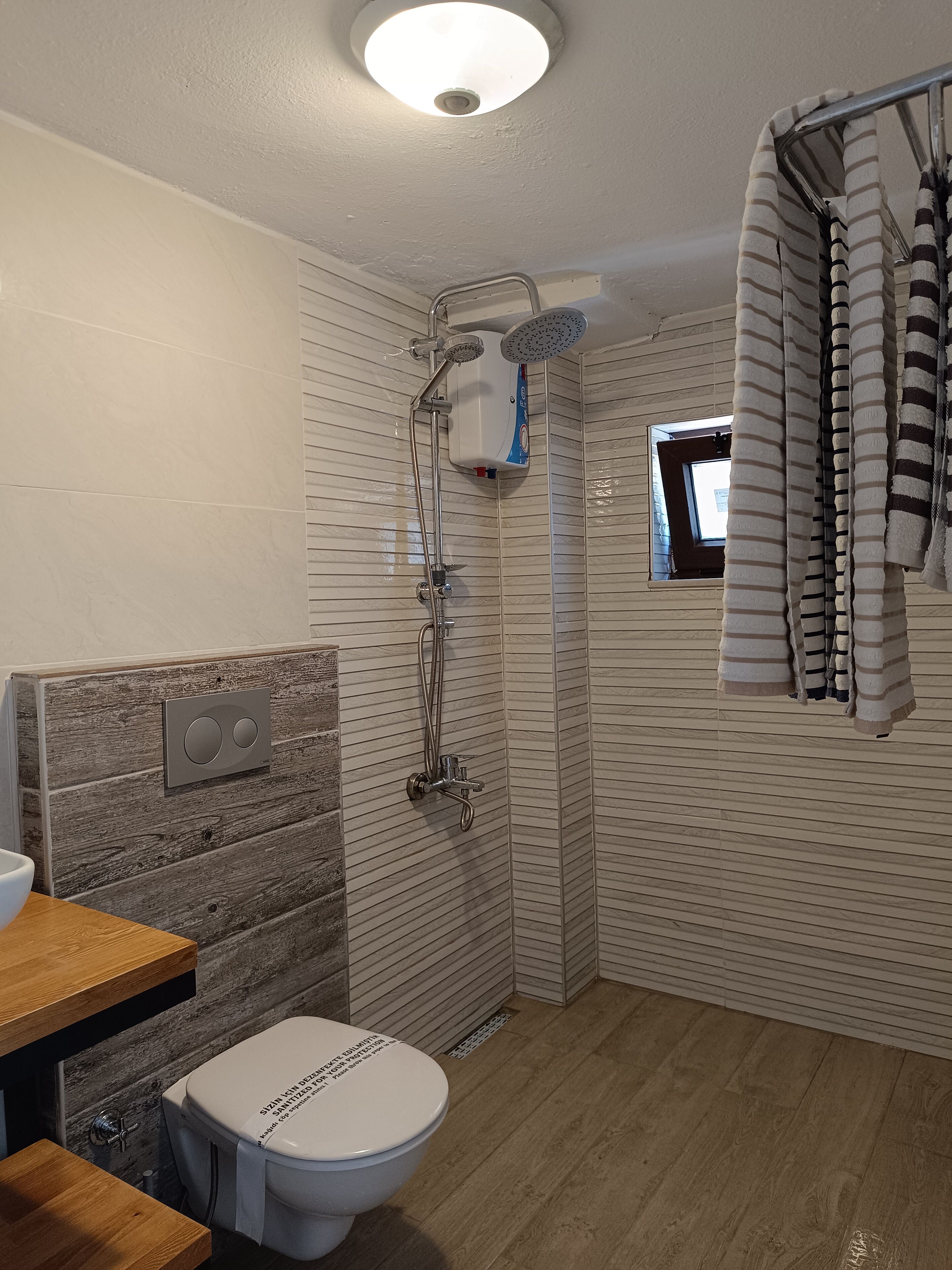basic triple room | bathroom | shower, free toiletries, hair dryer, slippers