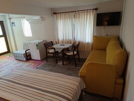 Basic Triple Room | Free WiFi