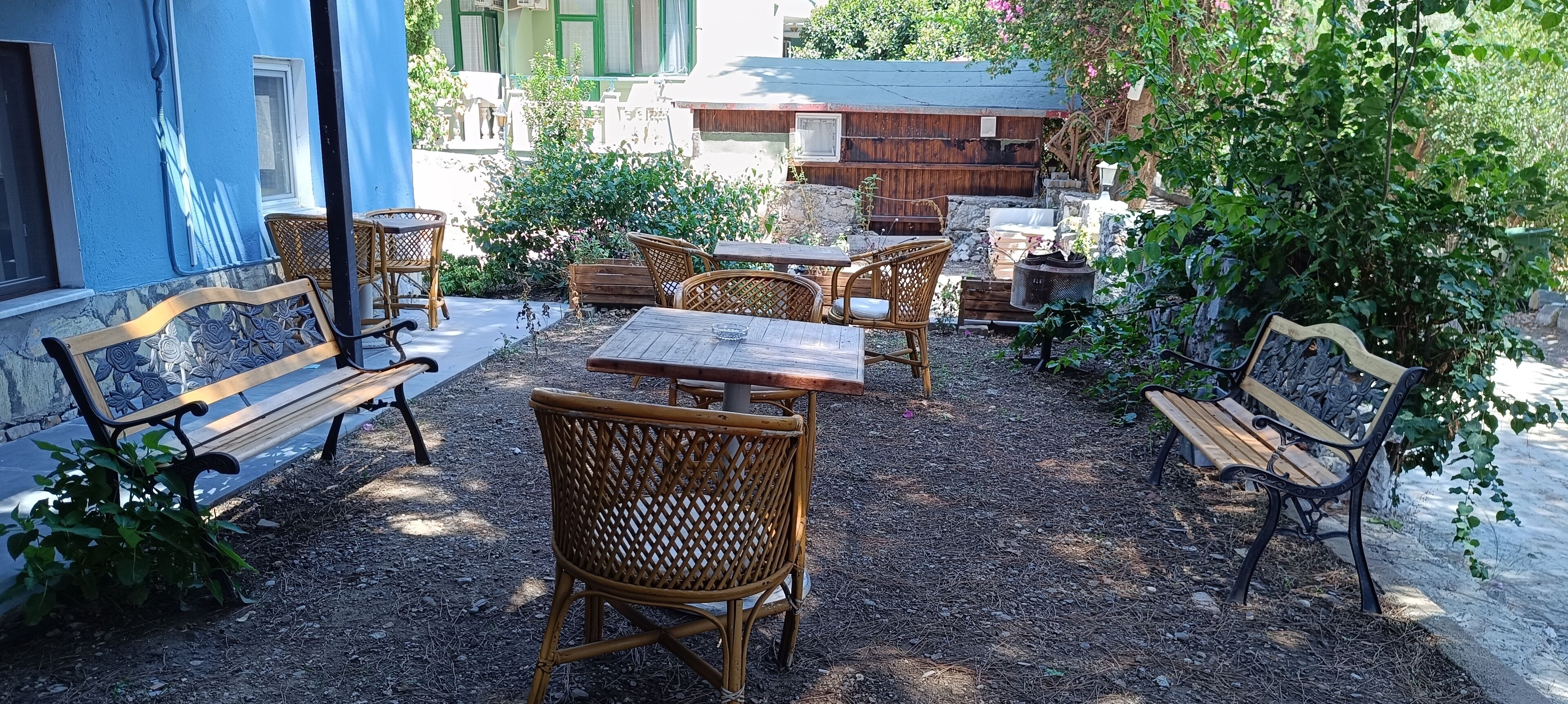 basic triple room | living area | tv