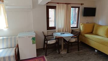 Basic Triple Room | Free WiFi