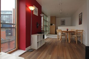 Basic Studio, 1 Double Bed with Sofa bed, Kitchen, City View | In-room dining