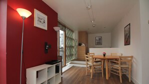 Basic Studio, 1 Double Bed with Sofa bed, Kitchen, City View | In-room dining - Smithfield Distillery Self Catering (Dublin)