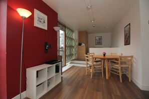 基础开间, 1 张双人床和 1 张沙发床, 厨房, 城市景观 | 客房内用餐