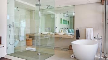 Luxe villa, 4 slaapkamers, uitzicht op zee, uitzicht op zee | Badkamer | Gratis toiletartikelen, een haardroger, pantoffels, handdoeken