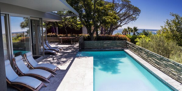 Piscina all'aperto, lettini