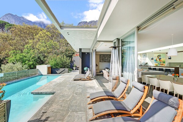 Outdoor pool, pool loungers - Blinkwater Villa (Cape Town)
