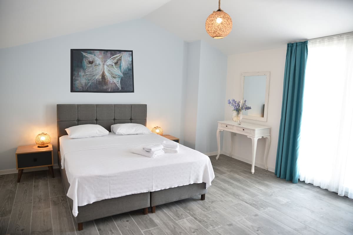 Habitación doble estándar | 1 habitación, ropa de cama de alta calidad, minibar y escritorio
