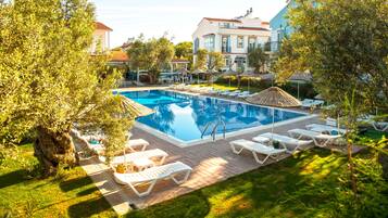 Piscina externa, guarda-sóis, espreguiçadeiras