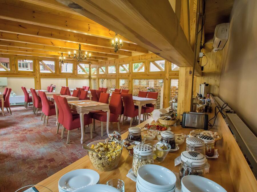 Tägliches Frühstücksbuffet (12 EUR pro Person)