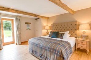 Superior tweepersoonskamer, 1 kingsize bed, niet-roken, en-suite badkamer | Een bureau
