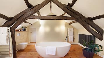 Suite (Tatham) | Bathroom | Free toiletries, hair dryer, bathrobes, slippers