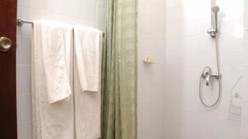 Shower, perlengkapan mandi gratis, pengering rambut, dan handuk