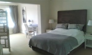 In-room safe, desk, iron/ironing board, WiFi - Acquavitae Guest House (Cape Town)