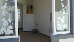 In-room safe, desk, iron/ironing board, WiFi (surcharge) - Acquavitae Guest House (Cape Town)