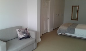 Apartamento executivo, 1 quarto | Área de estar | Lareira