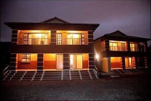 واجهة المنشأة - في المساء/الليل