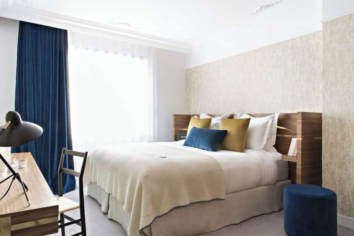 Premium bedding, down duvets, free minibar, in-room safe