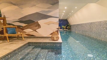 Indoor pool, sun loungers