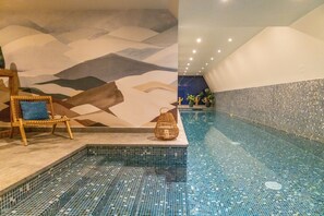 Indoor pool, pool loungers - Hotel Parister & Spa (Paris)