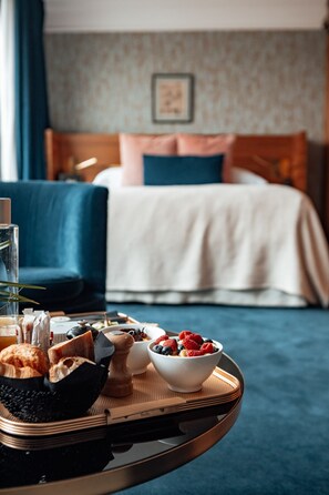 Junior suite, terras (Spa Access) | Luxe beddengoed, donzen dekbedden, een gratis minibar