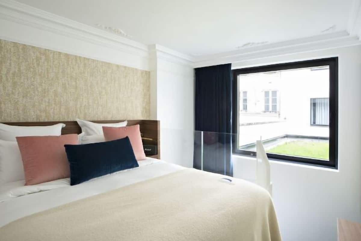 Premium bedding, down duvets, free minibar, in-room safe