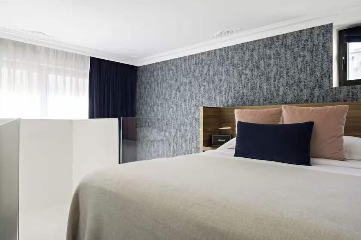 Premium bedding, down duvets, free minibar, in-room safe
