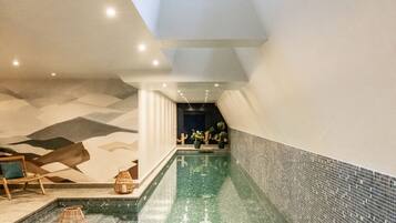 Indoor pool, sun loungers