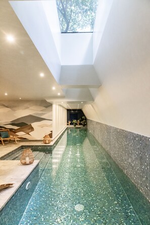 Indoor pool, pool loungers - Hotel Parister & Spa (Paris)