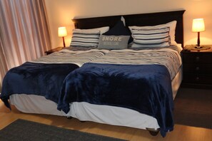 Luxury Twin Room, Ensuite | Premium bedding, pillowtop beds, free minibar items, in-room safe - Amjicaja Guesthouse (Walvis Bay)